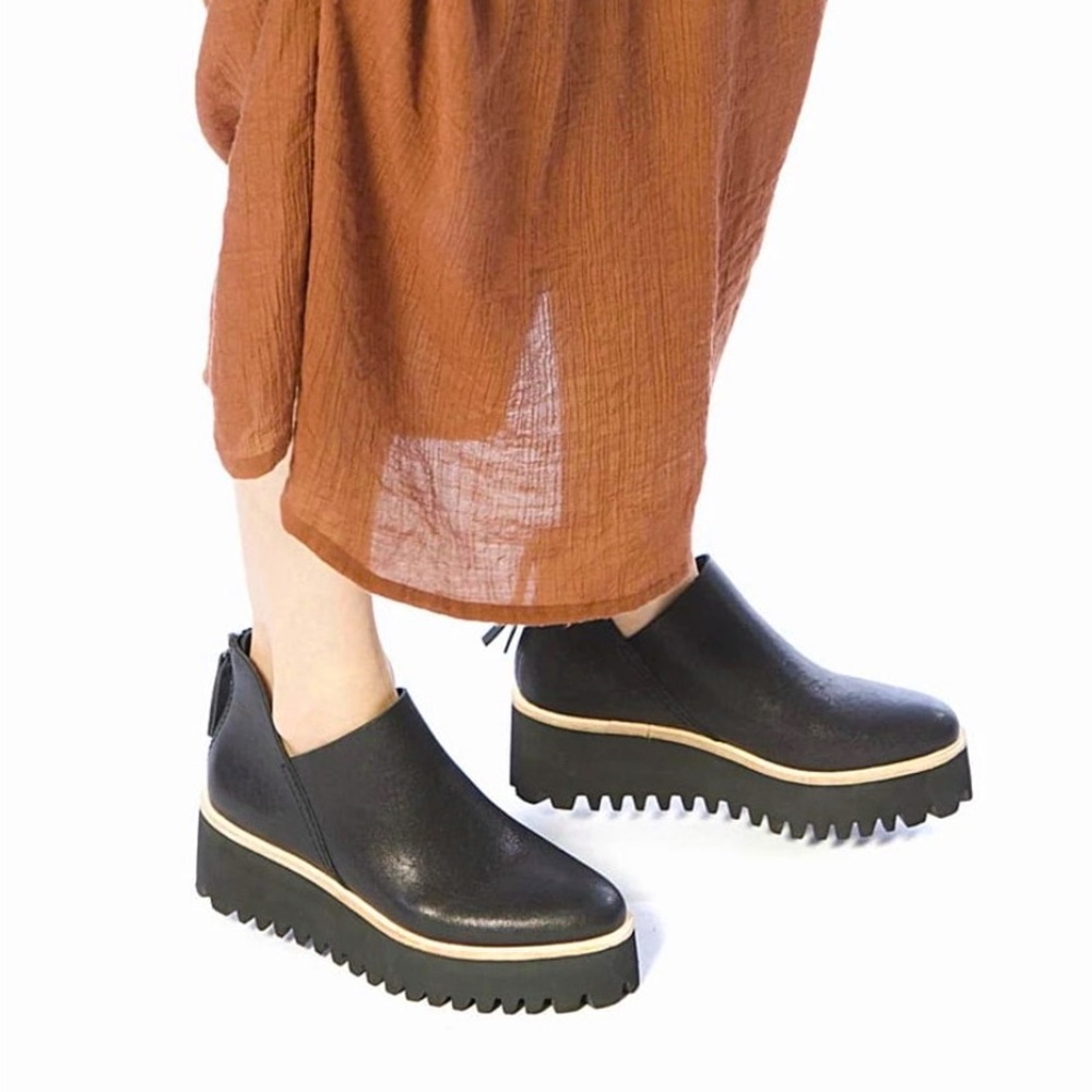 ALL BLACK Flatform Tread Shootie Sz 40.5/10